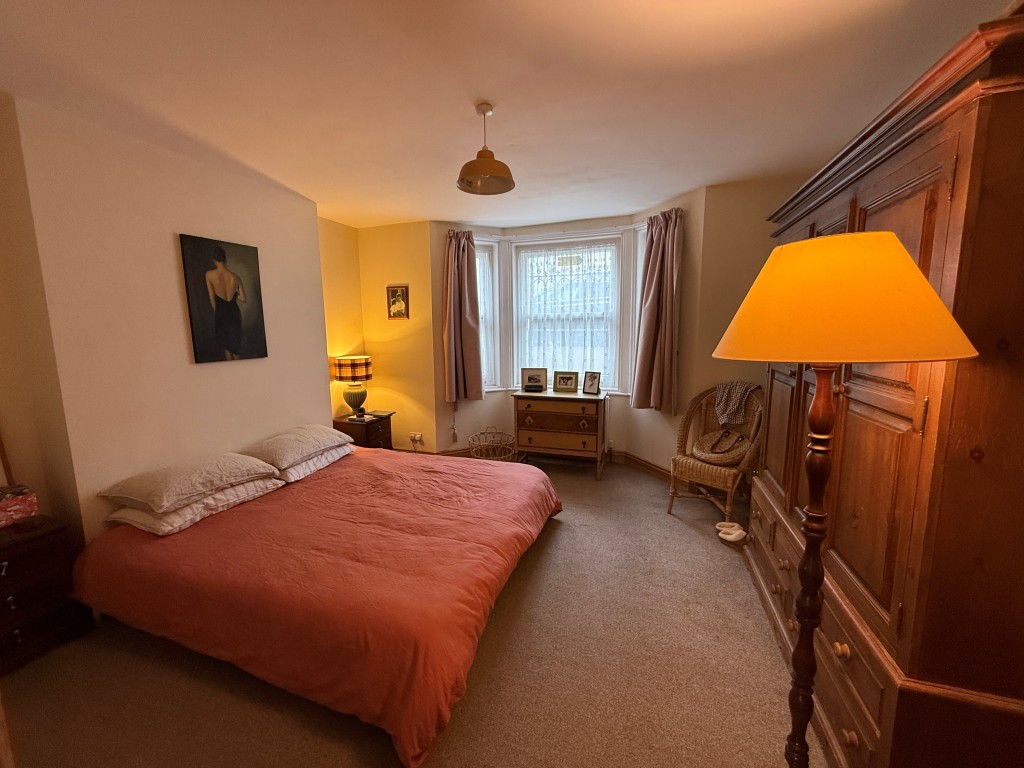 Lot: 125 - FREEHOLD BLOCK OF FOUR FLATS FOR INVESTMENT - Flat 5 - Bedroom